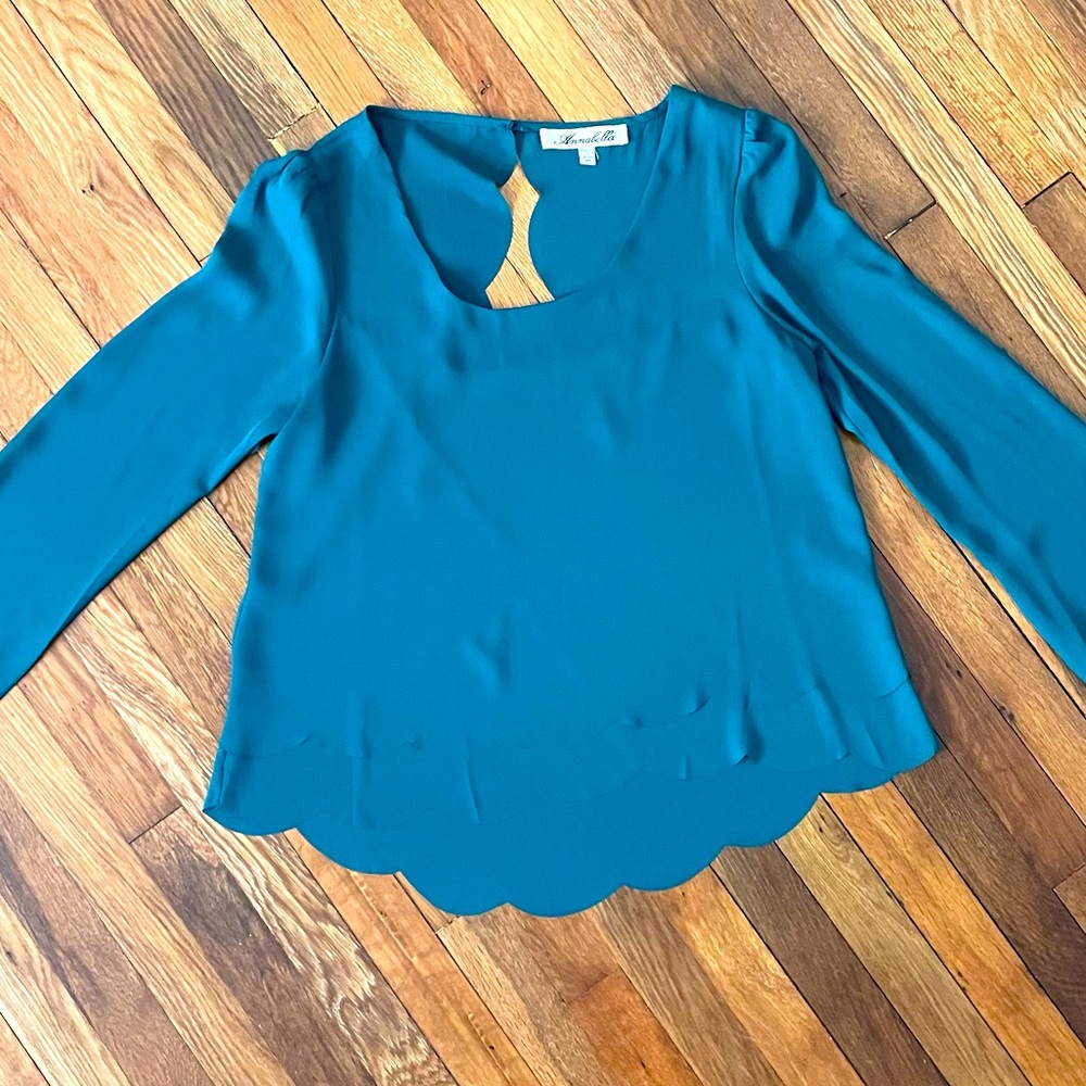 Flowy Scalloped Long Sleeve Blouse!